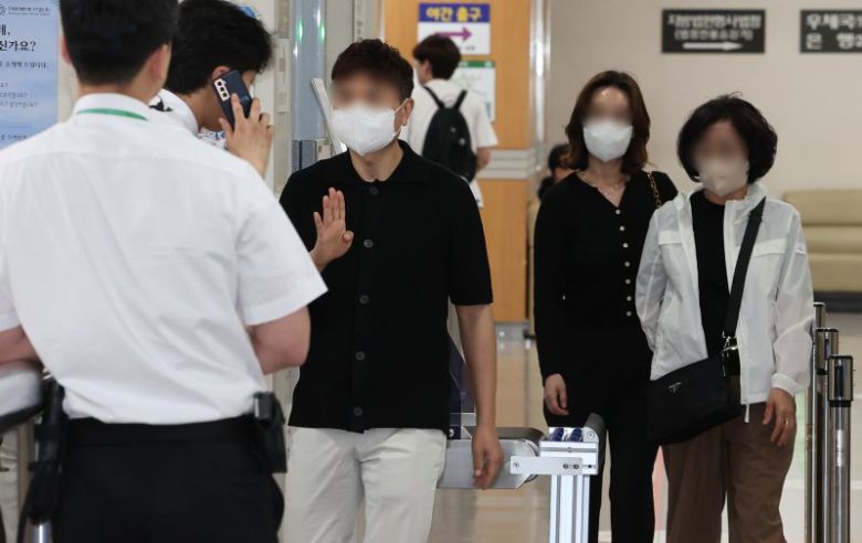 개그맨 박수홍의 출연료 등을 횡령한 혐의로 재판을 받는 친형 박모씨와 형수 이모씨가 2024년 5월 서울 서초구 서울고등법원에서 열린 특정경제범죄가중처벌등에관한법률위반(횡령)등 항소심 1차 공판에 출석하는 모습. /사진=뉴스1