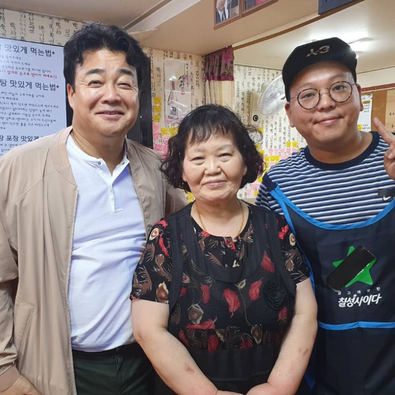 지난 2018년 '백종원의 골목식당'에 출연한 포방터시장 홍탁집 사장 권상훈씨(오른쪽)와 권씨 어머니가 백종원 더본코리아 대표와 찍은 사진. /사진=권상훈씨 인스타그램 캡처