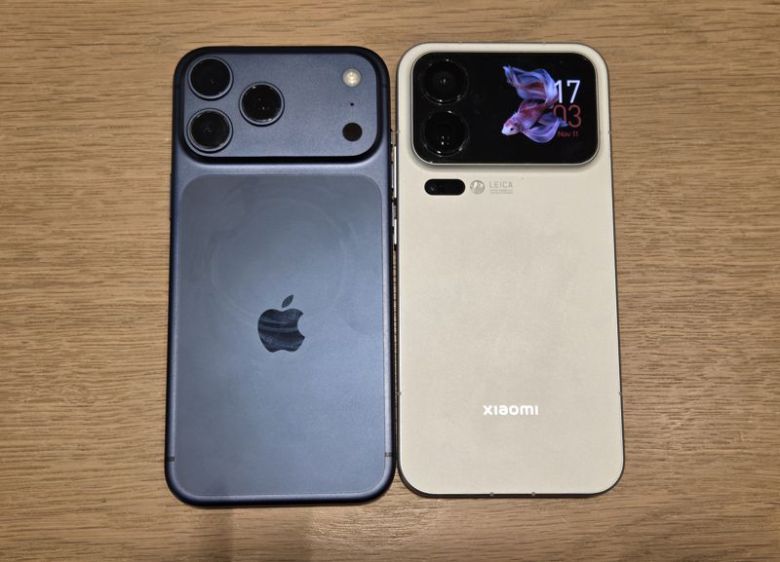 아이폰 17 프로 맥스(왼쪽)와 샤오미 17 프로 맥스. 사진=구자윤 기자
