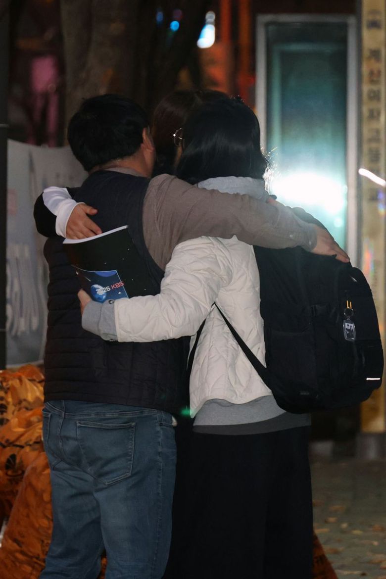 2026학년도 대학수학능력시험일인 13일 오전 인천시 계양구 계산여자고등학교에 마련된 인천시교육청 25지구 제31시험장 입구에서 온 가족이 수험생을 응원하고 있다. 사진=서동일 기자