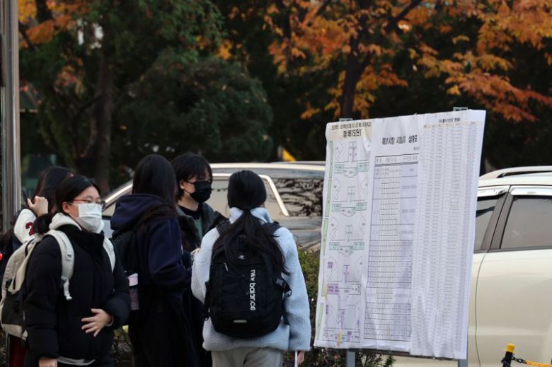 2026학년도 대학수학능력시험일인 13일 오전 인천시 계양구 계산여자고등학교에 마련된 인천시교육청 25지구 제31시험장 입구에서 수험생들이 고사장을 확인하고 있다. 사진=서동일 기자