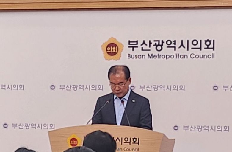 조병길 부산 사상구청장이 13일 오전 부산시의회 브리핑실에서 기자회견을 열고 국민의힘에서 제명된 심경과 함께 본인에 대한 땅 투기 논란이 사실이 아님을 밝히며 내년 구청장 선거에 다시 도전할 뜻을 전하고 있다. 부산 사상구 제공