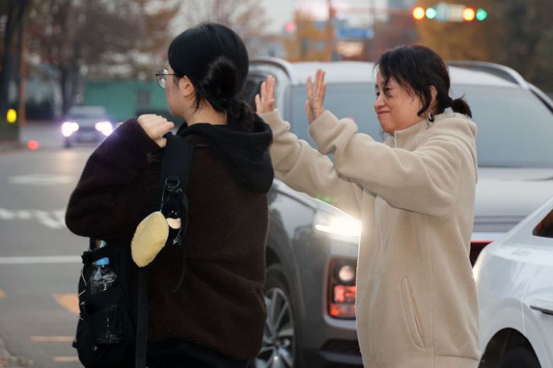 2026학년도 대학수학능력시험일인 13일 오전 인천시 계양구 계산여자고등학교에 마련된 인천시교육청 25지구 제31시험장 입구에서 학부모가 수험생을 응원하고 있다. 사진=서동일 기자