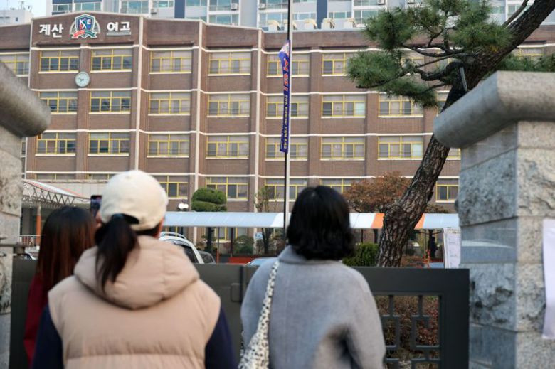 2026학년도 대학수학능력시험일인 13일 오전 인천시 계양구 계산여자고등학교에 마련된 인천시교육청 25지구 제31시험장 입구에서 학부모들이 고사장으로 향하는 수험생들을 바라보고 있다. 사진=서동일 기자