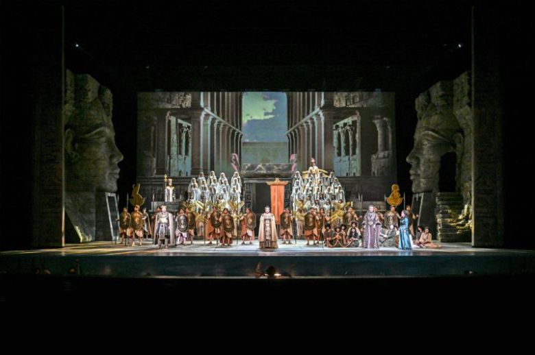 오페라 '아이다' 하이라이트인 개선 행진 장면. 파이낸셜뉴스와 창단 40주년을 맞은 서울시오페라단이 공동 주최한 오페라 '아이다'가 13일 서울 종로구 세종문화회관 대극장에서 화려한 막을 올렸다. 세종문화회관 제공