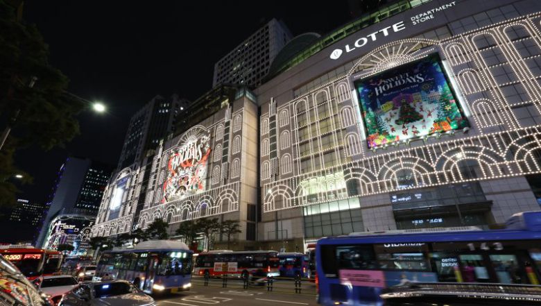 서울 중구 롯데백화점 본점에 연말을 맞아 설치된 '스위트 홀리데이' 조명이 켜져 있다. 뉴시스