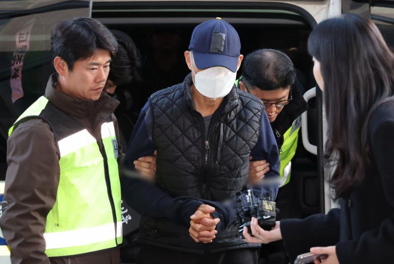 부천 제일시장에서 1t 트럭으로 돌진 사고를 낸 60대 운전자 A씨가 15일 오후 경기 부천시 인천지방법원 부천지원에서 열린 구속 전 피의자 심문(영장실질심사)에 출석하고 있다. 뉴스1