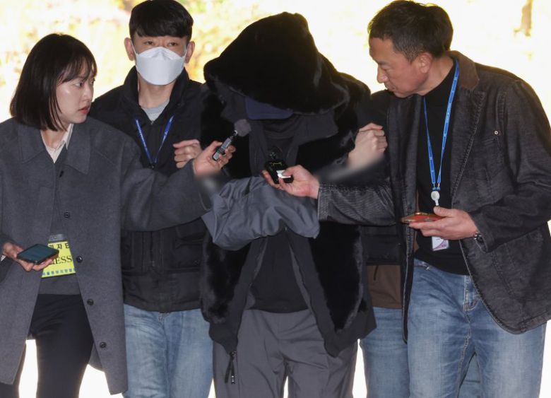 만취 상태에서 운전을 하다가 일본인 관광객 모녀를 치어 50대 어머니를 숨지게 한 30대 남성 서모씨가 5일 서올 서초구 서울중앙지방법원에서 열린 구속 전 피의자 심문(영장실질심사)에 출석하고 있다. 2025.11.05/뉴시스