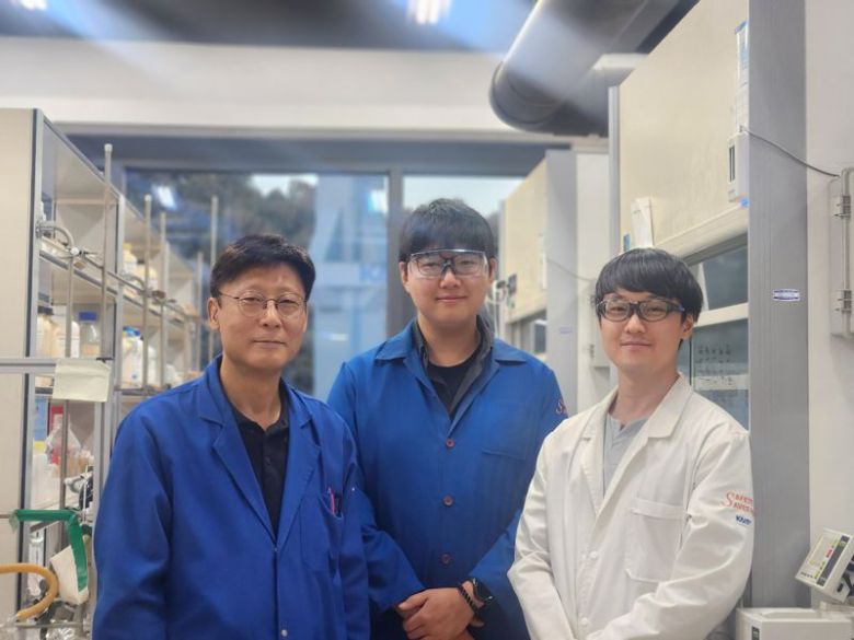 KAIST 이희승 교수와 홍정우 박사, 김재욱 박사(왼쪽부터) 모습. KAIST 제공