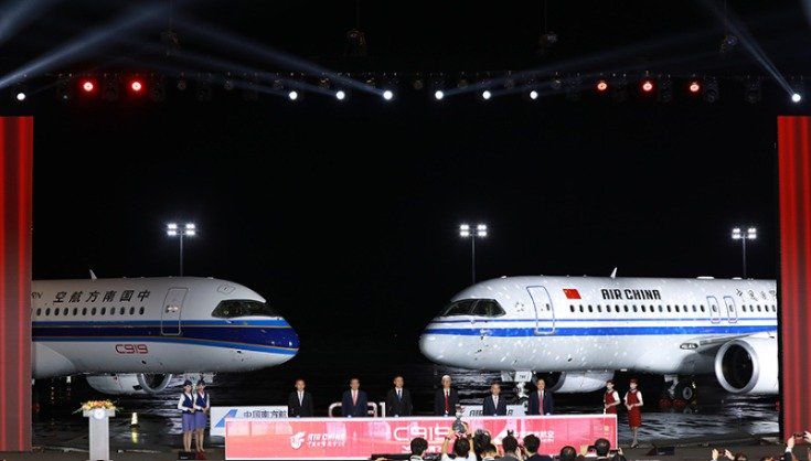 중국국제항공과 남방항공이 28일 중국 상하이 중국상용비행기공사(COMAC) 조립제작센터에서 각사의 첫번째 C919를 인도받았다. 사진출처=신화망