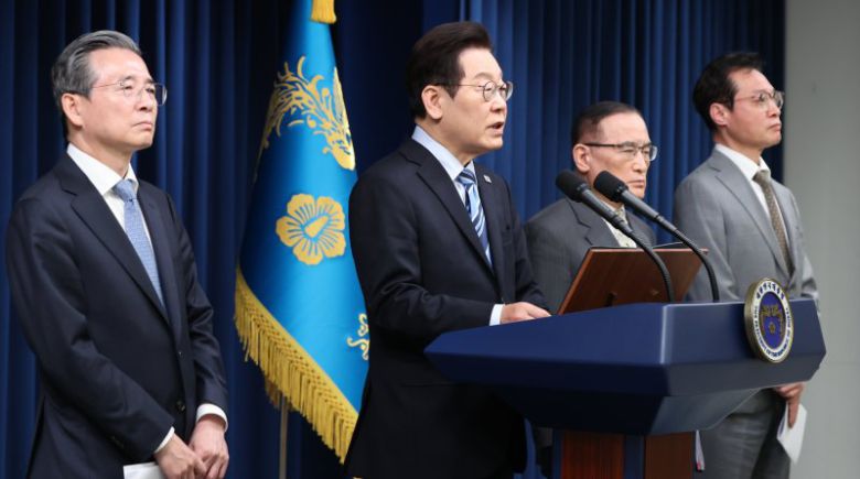 이재명 대통령이 14일 서울 용산 대통령실 청사에서 한·미 팩트시트 타결 결과를 발표하고 있다. 왼쪽부터 김용범 정책실장, 이 대통령, 위성락 국가안보실장, 이규연 홍보소통수석. 뉴스1