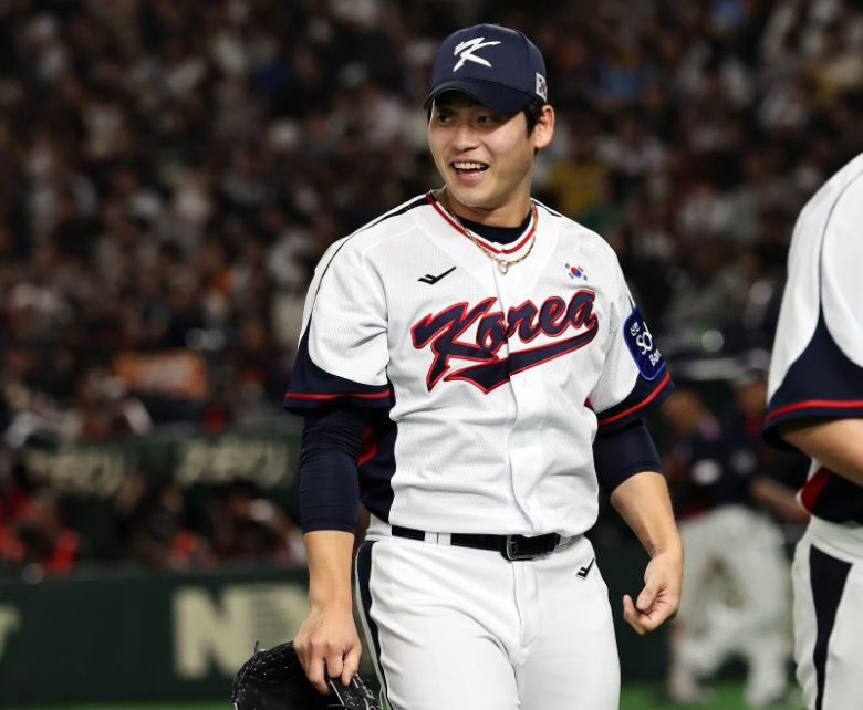 16일 오후 일본 도쿄돔에서 열린 월드베이스볼클래식(WBC) 대비 평가전 '2025 케이 베이스볼 시리즈(K-BASEBALL SERIES)' 일본과의 2차전 경기. 대한민국 투수 박영현이 6회초 등판해 삼자범퇴로 이닝을 마친 뒤 웃음짓고 있다. 2025.11.16/뉴스1 /사진=뉴스1화상