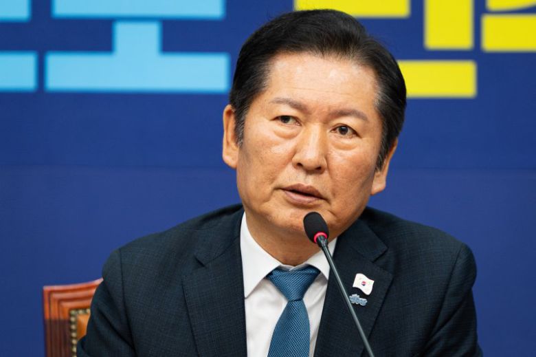 정청래 더불어민주당 대표가 17일 서울 여의도 국회에서 열린 최고위원회의에서 모두 발언을 하고 있다. 뉴스1