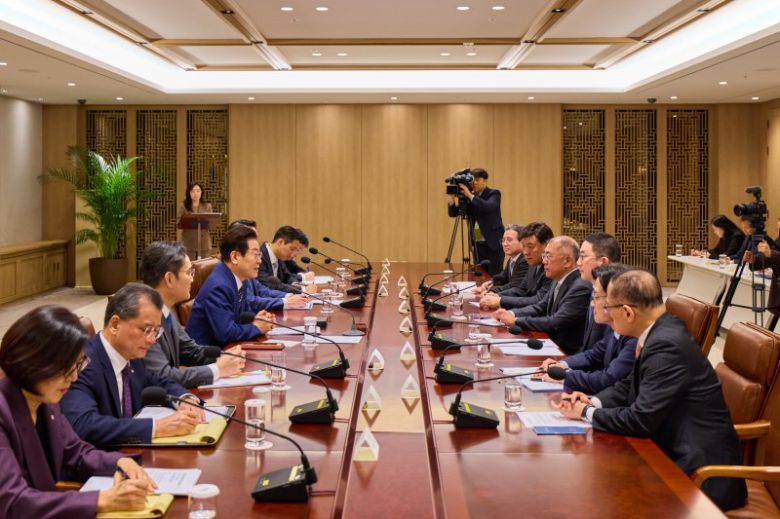 이재명 대통령이 16일 서울 용산 대통령실 청사에서 열린 한미 관세협상 후속 민관 합동회의에서 발언하고 있다. 뉴스1