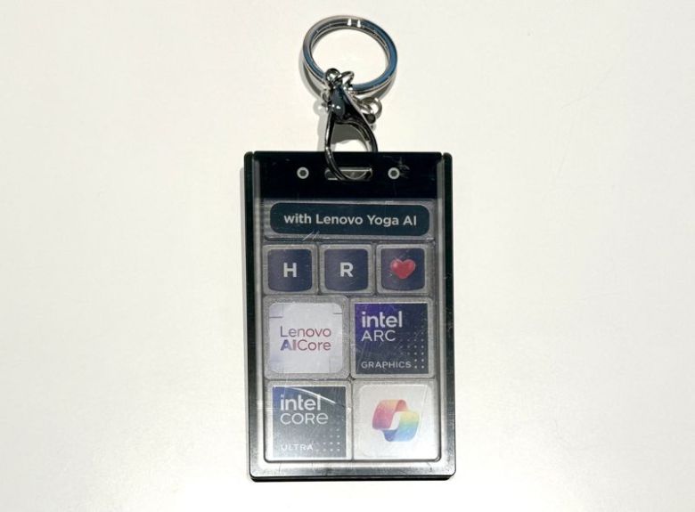기자가 직접 레노버 그래픽 칩과 이니셜 칩을 활용해 만든 '나만의 레노버 AI 키링'. 사진=최혜림 기자