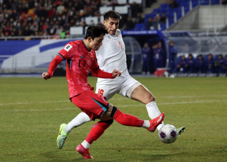 한국 vs 요르단 전에서 플레이하고 있는 양민혁.뉴스1
