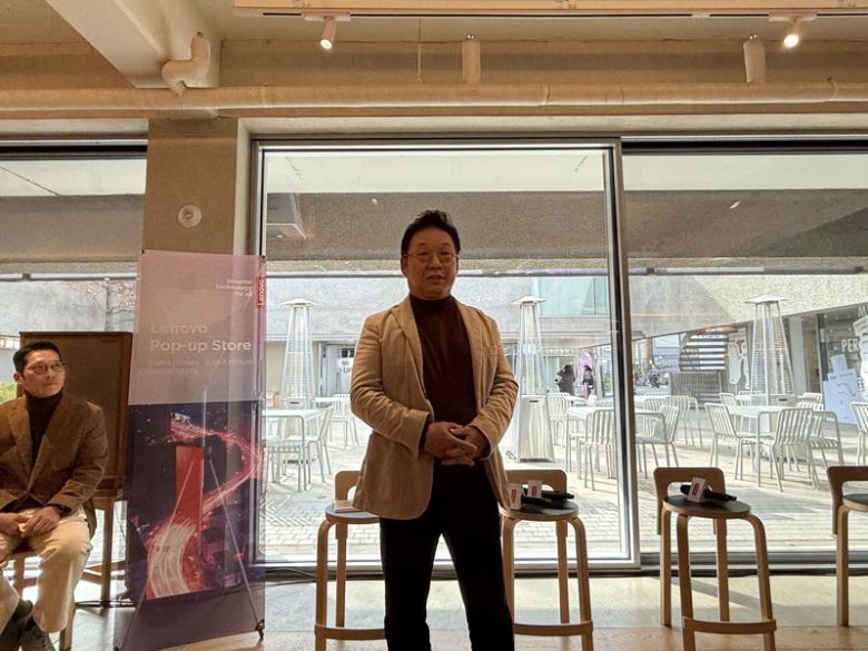 신규식 한국레노버 대표가 17일 서울 성수 LCDC에 한국레노버 팝업스토어를 열고 인사말을 전하고 있다. 사진=최혜림 기자