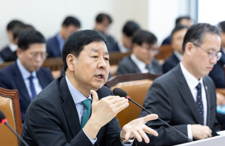 구윤철 경제부총리 겸 기획재정부 장관이 17일 서울 여의도 국회에서 열린 제429회국회(정기회) 기획재정위원회 제7차 전체회의에서 예산안 관련 질의에 답변하고 있다. 뉴스1