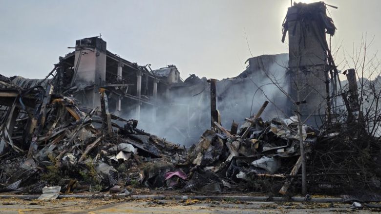 이랜드패션 물류창고 화재 발생 3일째인 17일 충남 천안 화재현장의 붕괴된 건물 사이에서 여전히 연기가 피어로고 있다. 소방당국은 대응단계를 모두 해제하고 화재 진압을 이어가고 있다. 뉴스1
