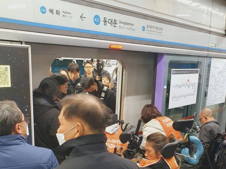18일 오전 서울 지하철 1호선 동대문역에서 전국장애인차별철폐연대(전장연) 활동가들이 지하철 탑승 시위를 하고 있다. 연합뉴스