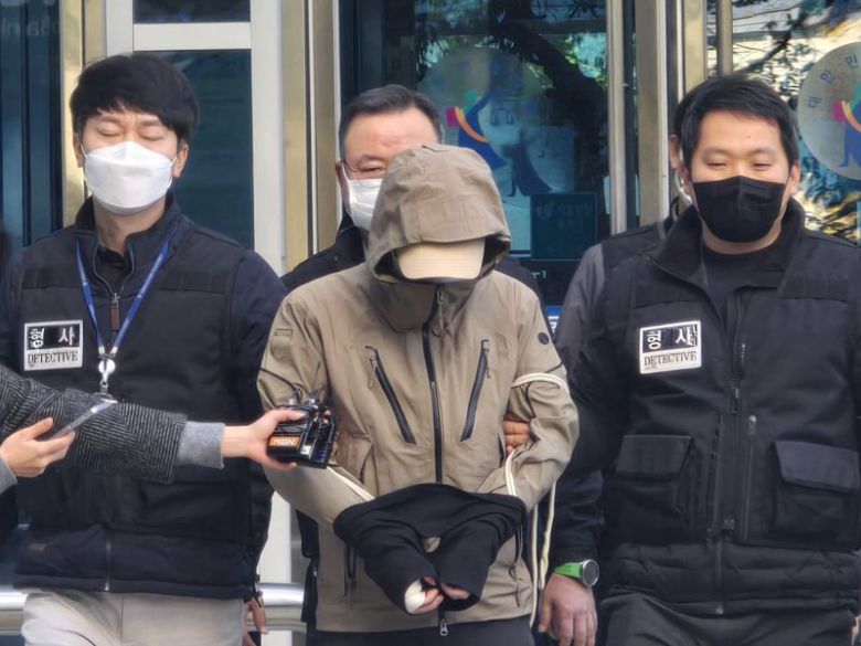 지난달 28일 오전 서울 강북구 수유동의 한 식당에서 흉기를 휘둘러 1명을 숨지게 한 60대 남성(가운데)이 구속 전 피의자 심문(영장실질심사)을 마친 뒤 서울북부지법을 나서고 있다. 사진=서지윤 기자