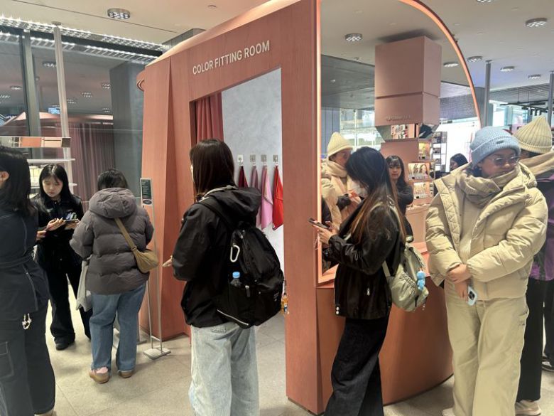 서울 성수동 '올리브영N 성수' 매장에 퍼스널컬러 진단 예약을 하려는 내외국인들이 줄을 서 있다. 사진=강명연 기자