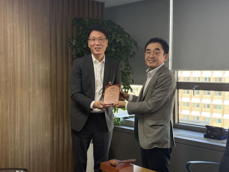 이월무 신임 한국부동산마케팅협회 수석부회장(왼쪽)이 19일 서울 사무실에서 장영호 한국부동산마케팅협회 회장에게 위촉장을 받고 있다. 더피알