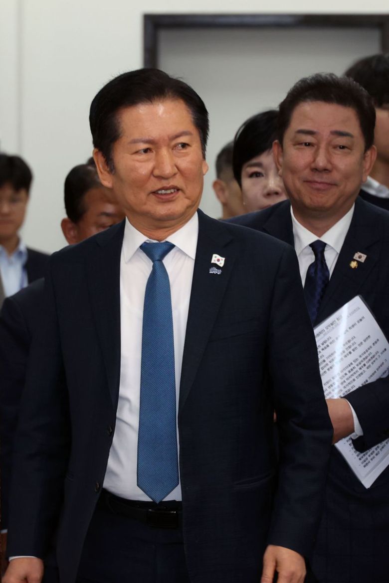 더불어민주당 정청래 대표와 김병기 원내대표가 17일 국회에서 열린 최고위원회의에 참석하고 있다. 사진=서동일 기자