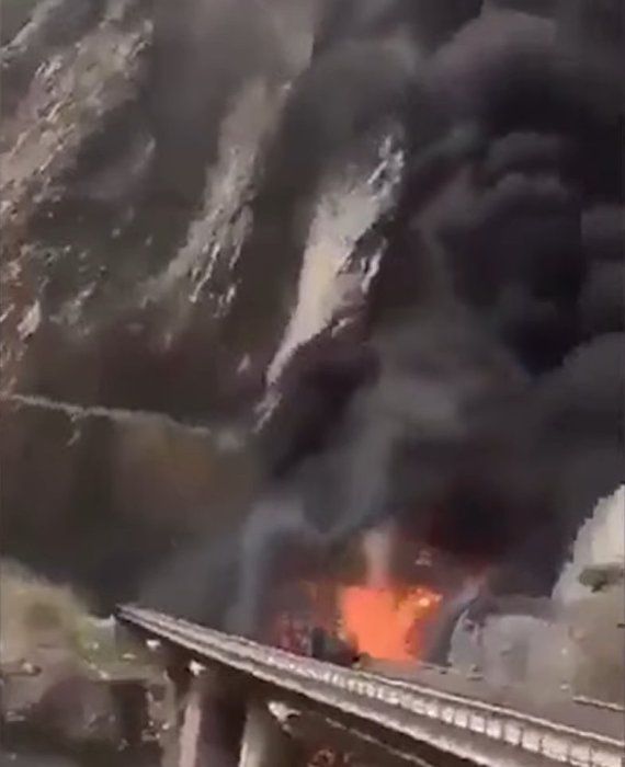 지난 17일(현지시간) 사우디아라비아 메디나 인근에서 인도에서 온 순례객 46명을 태운 버스가 탱크로리와 충돌해 화재가 발생하면서 1명을 제외한 45명이 현장에서 사망했다. 사고 직후 불길에 휩싸인 버스 모습. (출처: 뉴스 캡처)