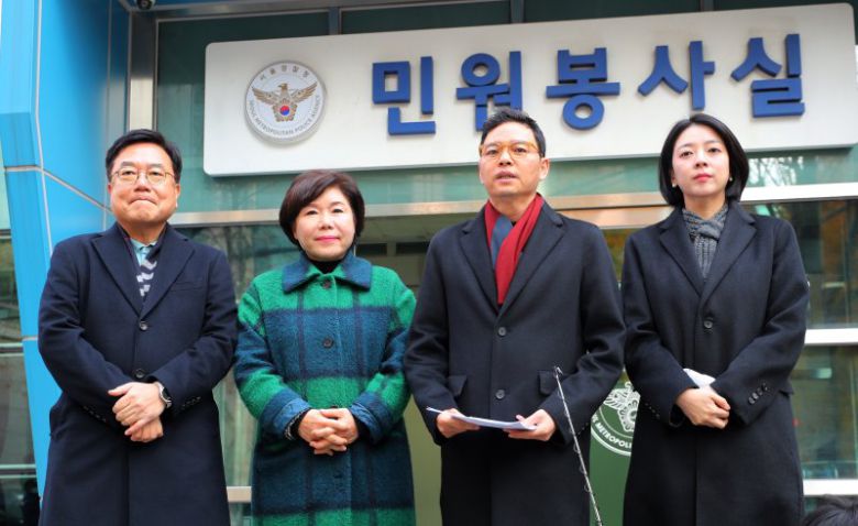 박정훈(왼쪽 세번째) 국민의힘 의원을 비롯한 국민의힘 서울지역·국회 행정안전위원회 소속 의원들이 19일 서울 종로구 서울경찰청 민원실에서 김민석 국무총리 관권선거 개입 고발장 제출을 마치고 취재진의 질문에 답하고 있다. 왼쪽부터 서범수, 조은희, 박정훈, 배현진 국민의힘 의원. 뉴시스