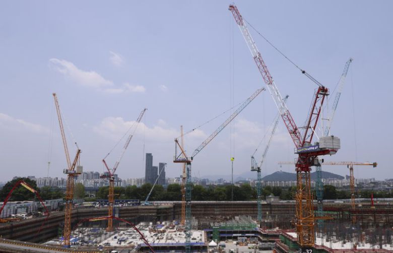 서울 시내의 대형 아파트 건설현장 모습. 뉴시스