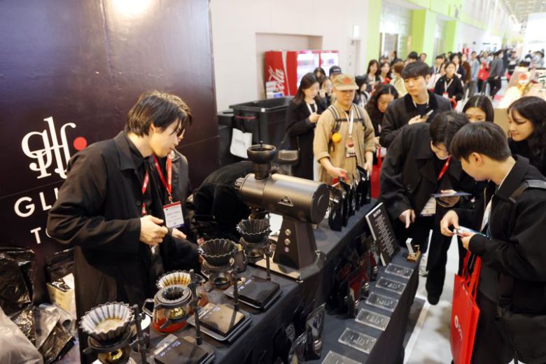 제24회 서울카페쇼가 19일, 서울 삼성동 코엑스에서 ‘한 잔에 담긴, 더 큰 커피 세상’이라는 주제로 개막했다. 관람객들이 커피를 시음하기위해 줄서 있다. 사진=박범준 기자