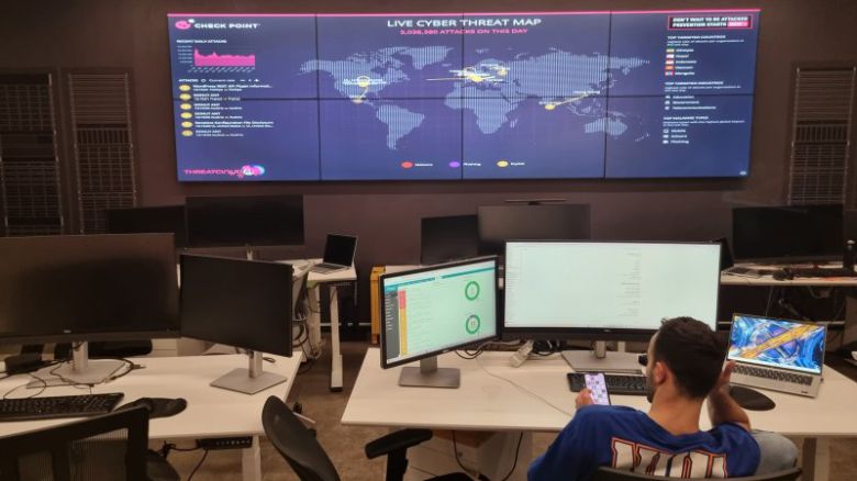 텔아비브 하솔레림 거리에 위치한 글로벌 보안기업 체크포인트에서 대형 '글로벌 사이버 테러 위협 지도' 전광판을 한 직원이 살펴보고 있다. 전광판은 실시간 수치와 내용이 계속 업데이트되면서 사이버 테러 위협 현황을 전달하고 있다. 전광판 위편에는 13일 오전 현재 503만8380건의 사이버 공격이 감지되고 있음을 알리고 있었다. 사진=이석우 기자                                  이스라엘의 스타트업 및 창업을 지원하는 공공기관인 스타트업네이션센트럴(SNC)의 아론 투르카스파 글로벌담당 이사가 이스라엘의 창업 생태계와 지원 정책 등에 대해 설명하고 있다. 사진=이석우 기자