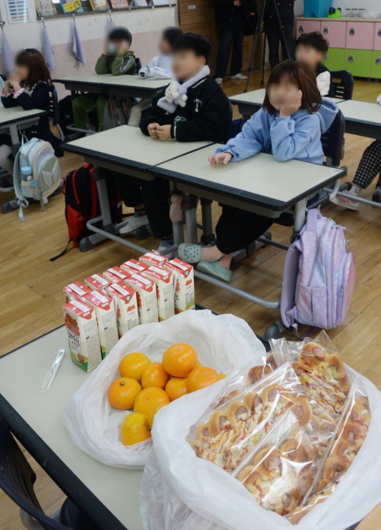 21일 전북 전주 완산구 한 초등학교에 대체 급식으로 빵과 음료가 놓여 있다. 뉴시스