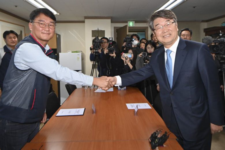 김지형 경제사회노동위원회 위원장(오른쪽)이 25일 서울 중구 전국민주노동조합총연맹(민주노총)을 방문해 양경수 민주노총 위원장과 악수하고 있다. 연합뉴스