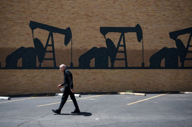 미국 독립 에너지 업체 다이아몬드백 에너지의 한 고위 엔지니어가 6월 11일(현지시간) 텍사스주 미들랜드의 '펌프 잭(채유기)' 벽화 앞을 지나고 있다. JP모건은 24일 공급 감축이 없다면 2027년 말에는 국제 유가가 배럴당 30달러 시대에 진입할 것이라고 전망했다. 로이터 연합