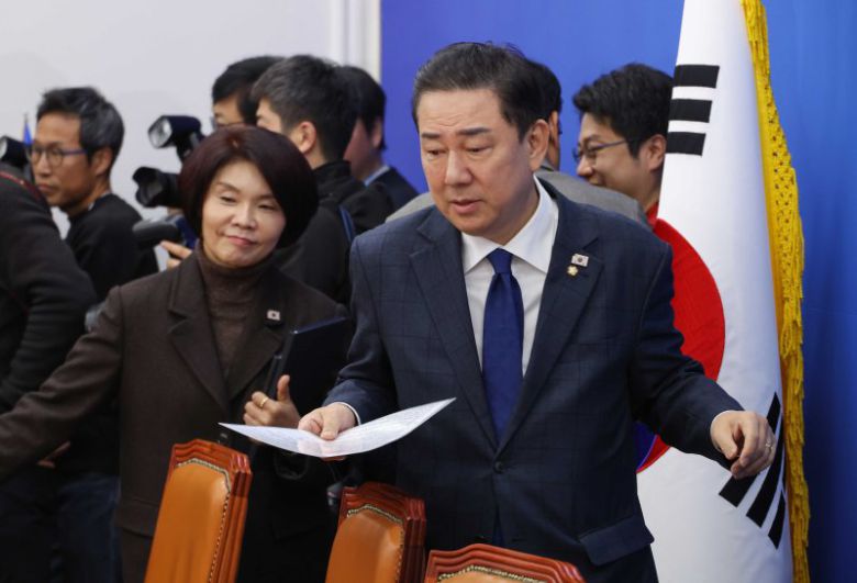 김병기 더불어민주당 원내대표와 한정애 정책위의장이 25일 서울 여의도 국회에서 열린 원내대책회의에 입장하고 있다. 연합뉴스