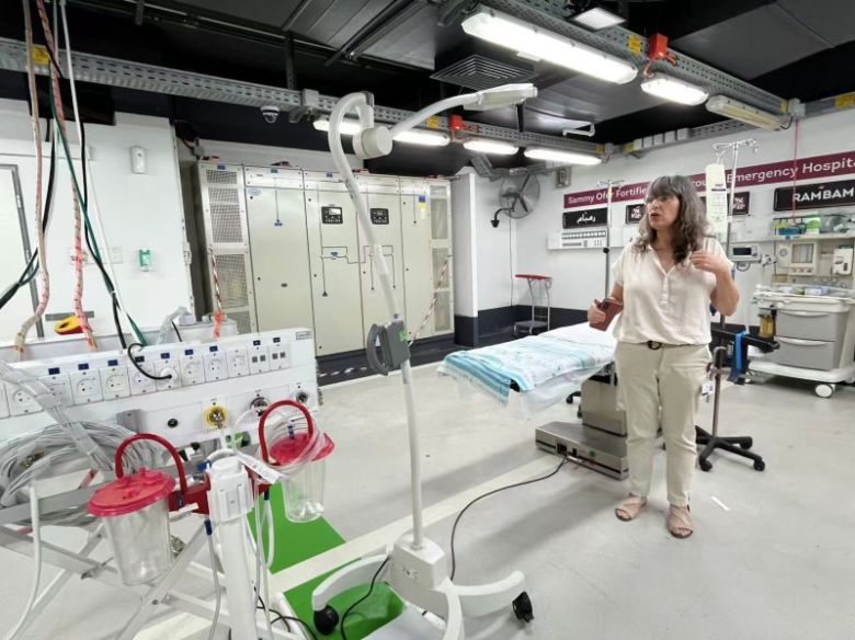 이스라엘 하이파 람밤 의료원 산하의 '새미 오퍼 지하병원' 수술실 내부. 20만㎡ 넓이의 지하가 위기 상황 발생 시 1급 외상센터 등과 심장 이식 등 주요 수술도 다 할 수 있는 지하병원으로 전환된다. 람밤 의료원 관계자가 지난 12일(현지시간) 지하 공간의 차단 셔트를 열고 수술실을 공개하고 있다. 람밤 의료원은 글로벌 메디테크의 혁신 현장으로 세계적인 주목을 받고 있고, GE·IBM왓슨헬스·메드트로닉 등 글로벌 의료기기 대기업들이 공동 연구개발을 하고 있다. 사진=이석우 기자