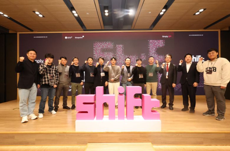 홍범식 LG유플러스 대표(왼쪽)이 쉬프트 2기에 선발된 스타트업 대표와 지난 24일 서울 LG유플러스 용산 사옥에서 열린 '쉬프트데이' 행사를 마치고 기념 촬영을 하고 있다. LG유플러스 제공