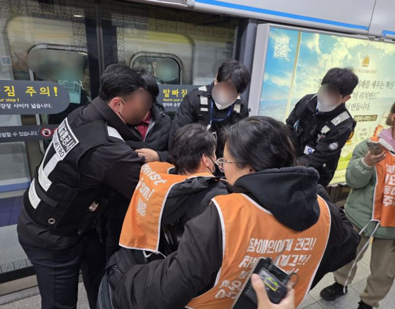 27일 오전 서울 지하철 4호선 혜화역 하행선 승강장에서 전국장애인차별철폐연대의 지하철 탑승 시위자들이 제지되고 있다. 사진=박성현 기자