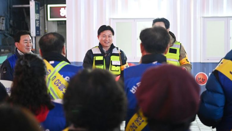 조용익 부천시장이 지난 25일 부천역 피노키오 광장 미디어안전센터서 시민대책위원회 가두캠페인에 대해 감사 인사를 전하고 있다. 부천시 제공