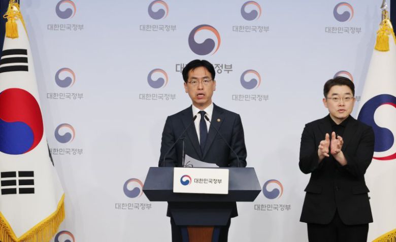 김민재 행정안전부 차관이 26일 오전 서울 종로구 정부서울청사 별관에서 지방의원 임기만료 전 외유성 공무국외출장 방지 대책 브리핑을 하고 있다. 행정안전부는 지방의회의원 임기가 내년 6월 만료됨에 따라 단순 외유성 공무국회출장이 증가하는 것을 방지하기 위해, 이를 금지하는 내용 등을 담은 지방이회의원 공무국외출장 규칙 표즌 개정안을 전 지방의회에 권고한다고 밝혔다. /사진=뉴시스화상