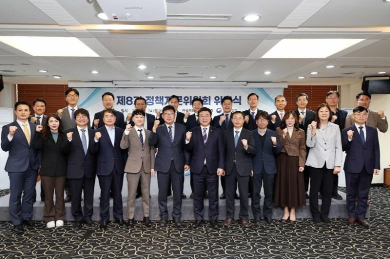 윤호중 행정안전부 장관이 24일 오전 서울 중구 한국프레스센터에서 열린 행정안전부 제8기 정책자문위원회 위촉식 및 첫 회의에서 정책자문위원들과 기념 촬영을 하고 있다뉴스1