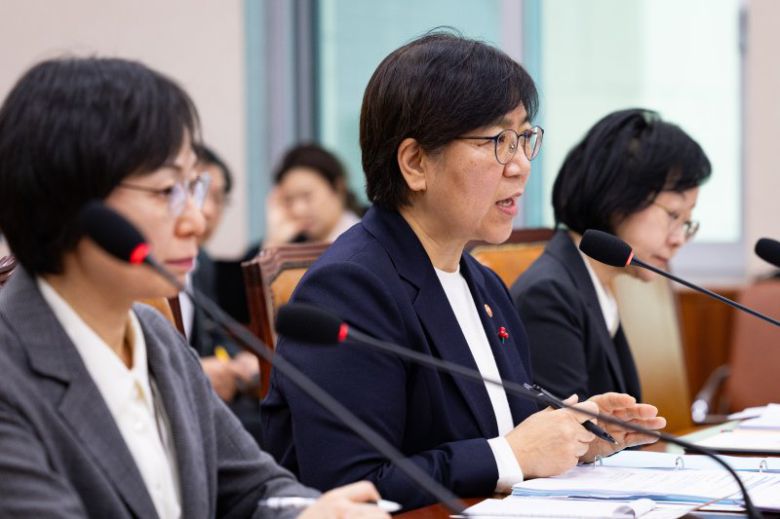 정은경 보건복지부 장관이 26일 서울 여의도 국회에서 열린 제429회 국회(정기회) 법제사법위원회 제15차 전체회의에서 의원 질의에 답하고 있다. 뉴스1