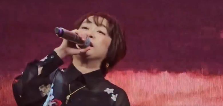 일본 인기 애니메이션 ‘원피스’의 엔딩곡으로 알려진 가수 오오츠키 마키가 지난 28일 중국 상하이에서 열린 '반다이남코 카니발 2025'에서 공연을 하고 있다. 유튜브 캡쳐