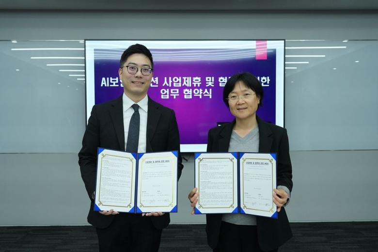 박세준 티오리 대표(왼쪽)와 김미영 포스코DX IT사업실장이 지난달 28일 포스코DX 판교사옥에서 ‘AI 보안 솔루션 사업 제휴 및 협력’을 위한 업무협약(MOU) 체결한 후 기념촬영하고 있다. 포스코DX 제공