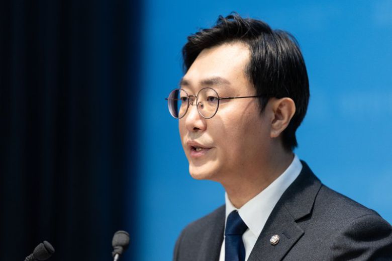 여성 비서관 성추행 의혹에 휩싸인 장경태 더불어민주당 의원이 30일 서울 여의도 국회 소통관에서 입장을 밝히고 있다. 뉴스1