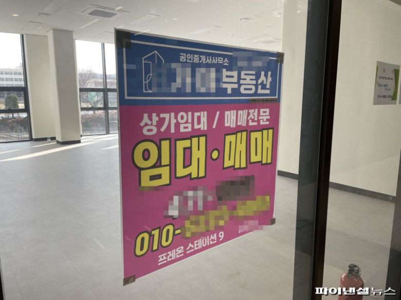 2일 서울 강동구 둔촌동 올림픽파크포레온 아파트 상가 내 공실. 사진=권준호 기자