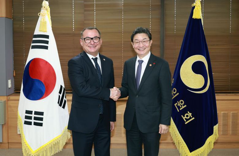 이억원 금융위원장(왼쪽)이 2일 정부서울청사에서 요아힘 나겔 독일연방은행 총재와 악수를 하고 있다. 금융위원회 제공