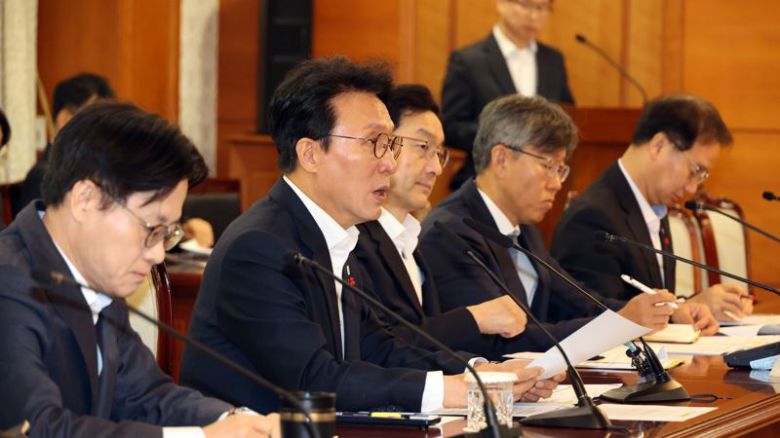 노동안전 현안 점검회의가 3일 서울 종로구 정부서울청사에서 열려 김민석 총리가 발언을 하고 있다. 노동안전 현안 점검회의는 산업안전과 노사관계의 주요 현안을 점검하고, 현장 중심의 안전 강화와 갈등 조정을 목적으로 하며 이날 회의에는 배경훈 과학기술정보통신부 장관, 김영훈 고용노동부 장관, 김정관 산업통상부 장관 등이 참석했다. 사진=서동일 기자